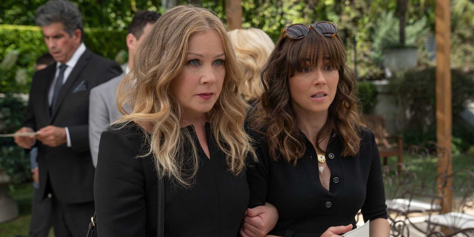 Judy (Christina Applegate) and Jen (Linda Cardellini) in Dead To Me