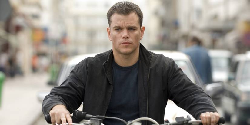 Matt Damon como Jason Bourne em uma motocicleta em O Ultimato Bourne