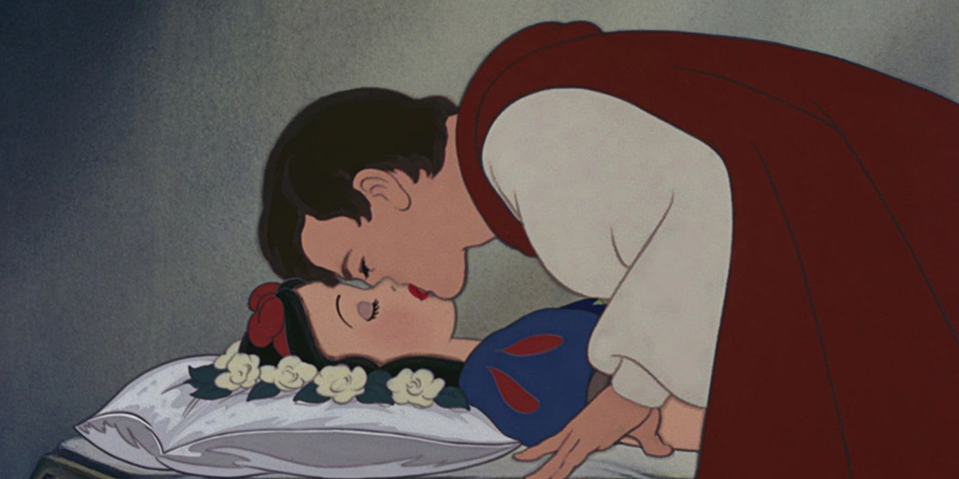 Branca de Neve recebendo beijo de amor verdadeiro do príncipe na animação Branca de Neve e os Sete Anões da Disney