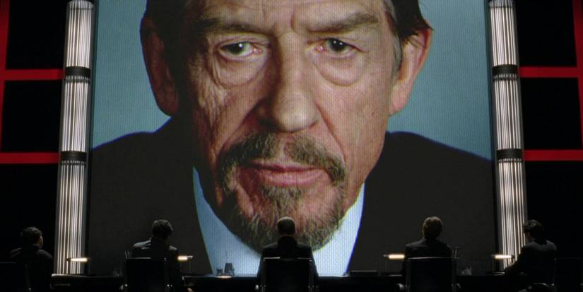 Adam Suttler (John Hurt) hablando desde una gran pantalla en V para Vendetta.