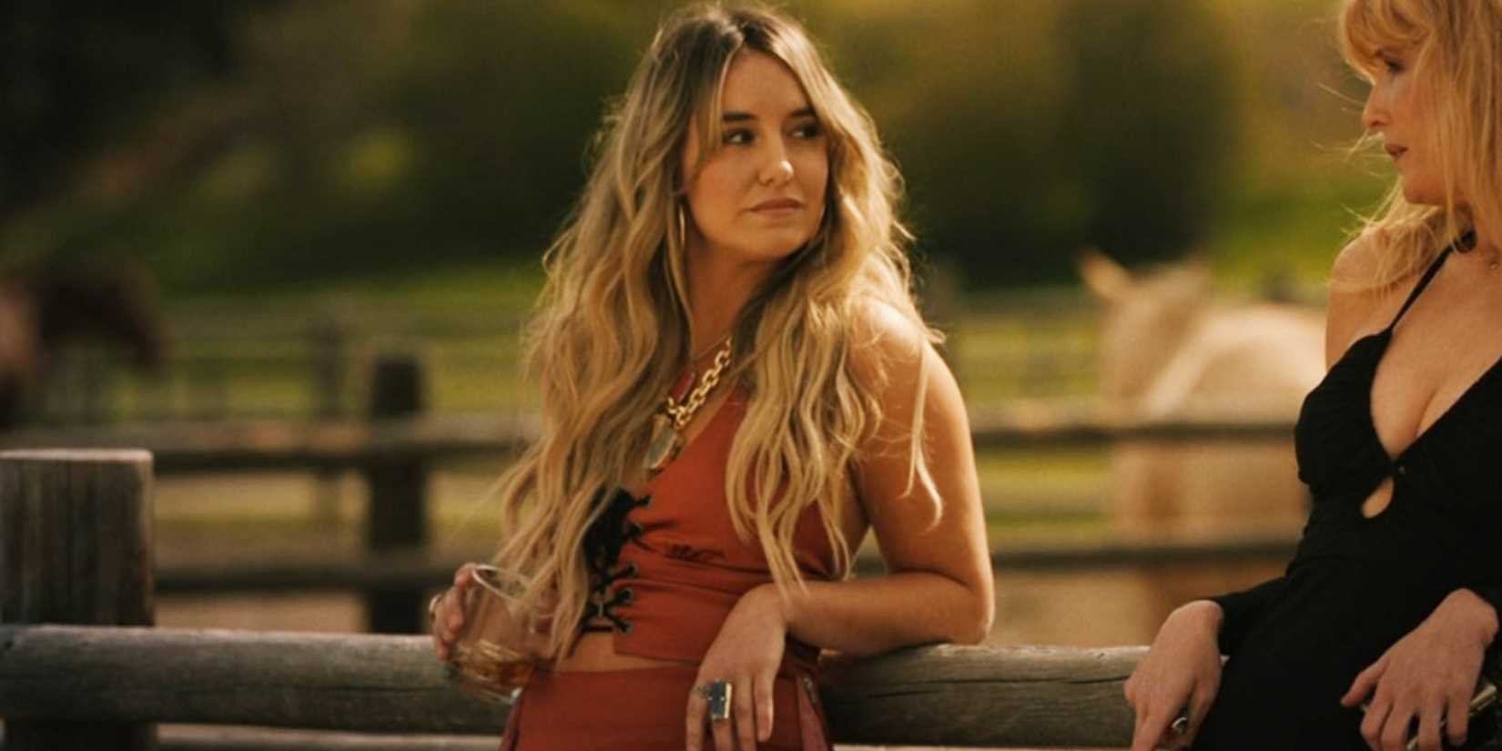 Lainey Wilson como Abby em Yellowstone.