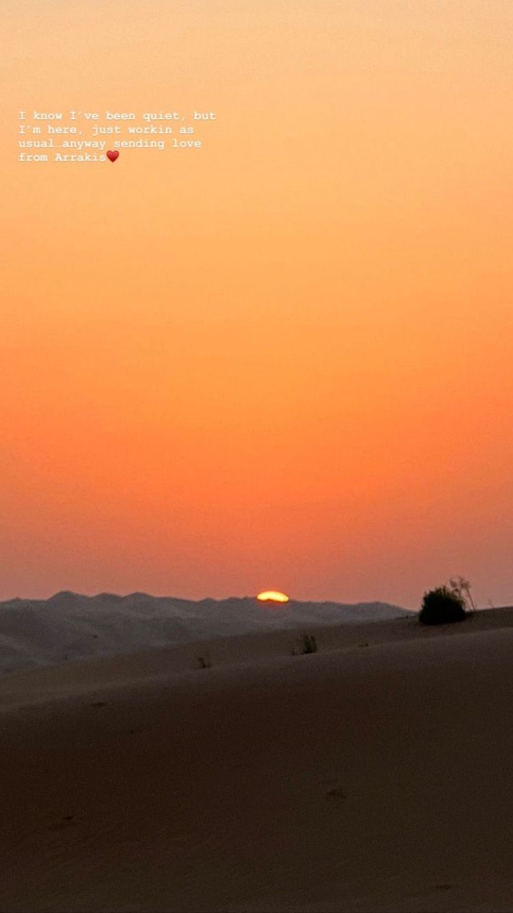 Captura de tela da história do Instagram de Duna 2 de Zendaya, que apresenta um pôr do sol no deserto.