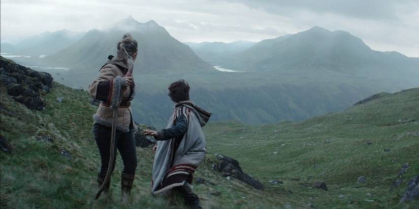 Cᴀssian and Vel Sartha traversing the hilly landscape of Aldhani in Andor.