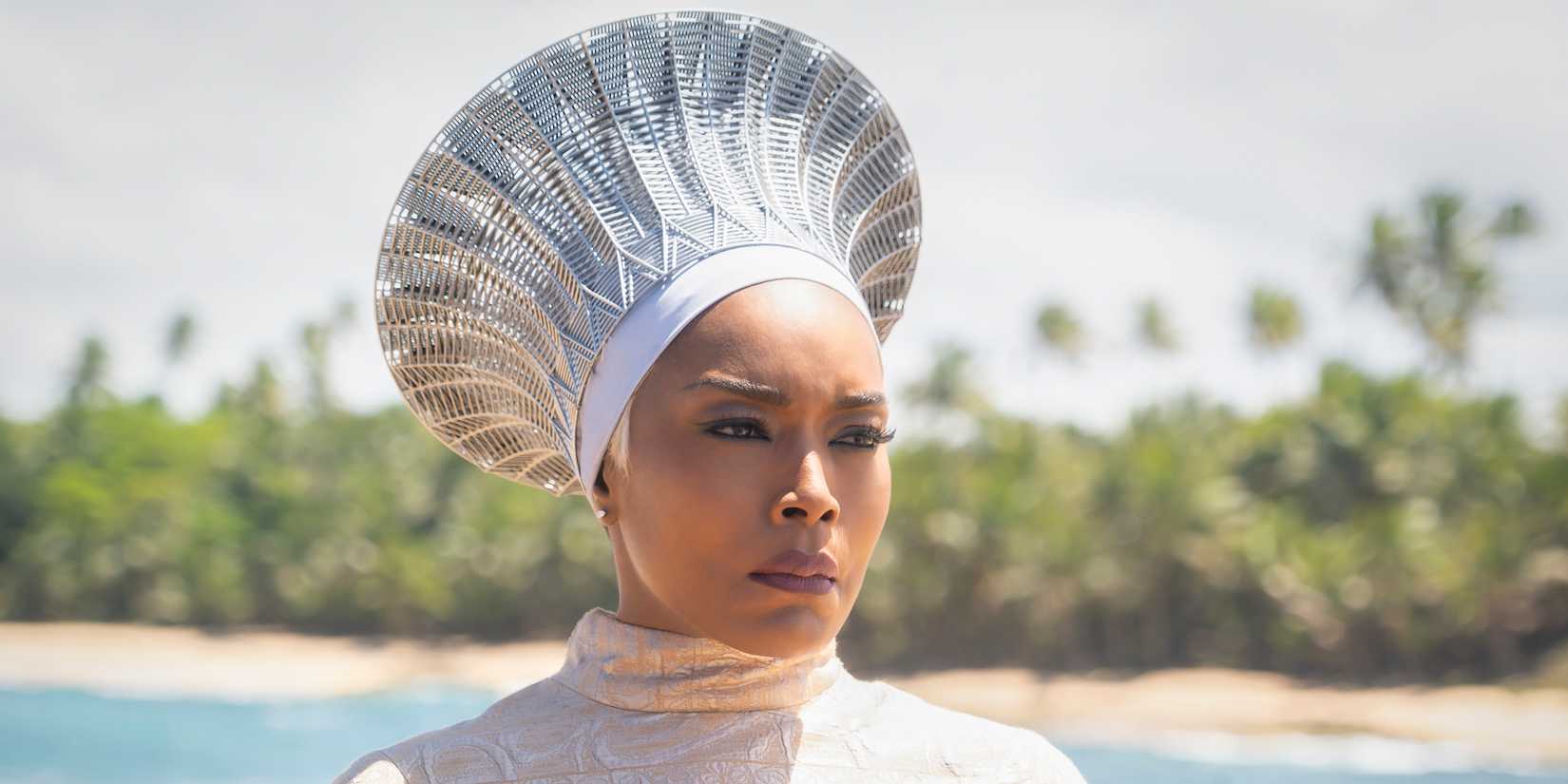 Angela Bassett como Rainha Ramonda