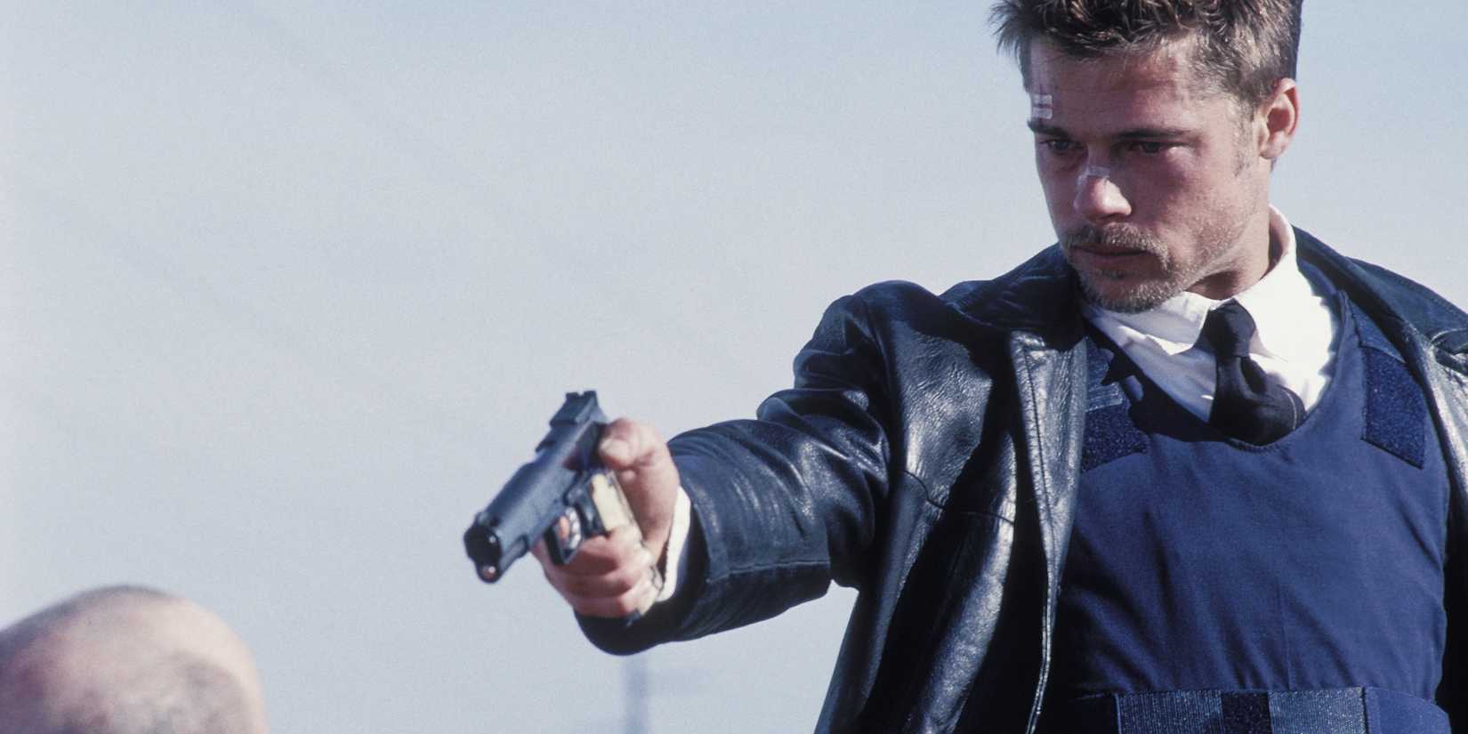 Brad Pitt as Mills aiming a gun at John Doe in Se7en