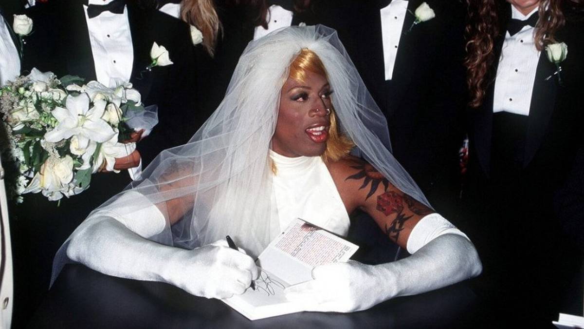 dennis rodman dressed Throwback to 1996 when married himself. The Hall of Fame forward wore a custom wedding dress, complete with makeup, and arrived in New York City by horse drawn carriage to In 1996, NBA star Dennis