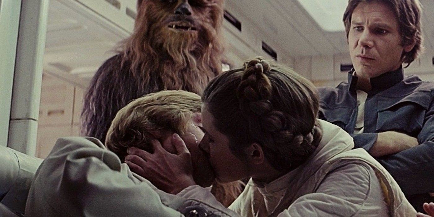 Luke e Leia se beijando em O Império Contra-Ataca