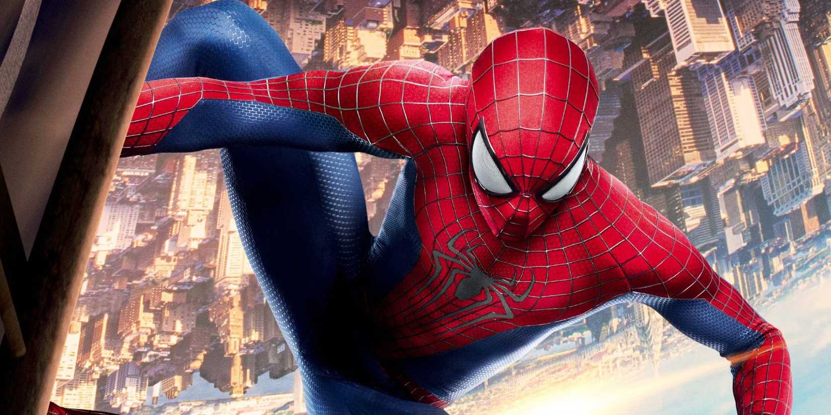 Изображение *The Amazing Spider-Man 2* со Spider-Man, карабкающимся по зданию