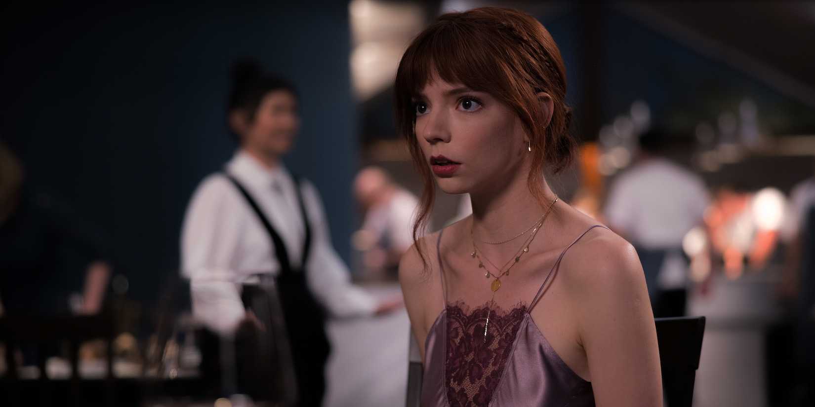 Anya Taylor-Joy com expressão chocada em The Menu.