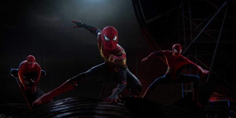 Os três Homens-Aranha em um telhado em Spider-Man No Way Home 