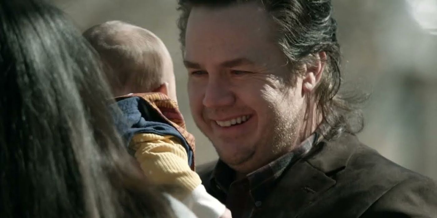 Eugene segurando seu bebê e sorrindo em The Walking Dead