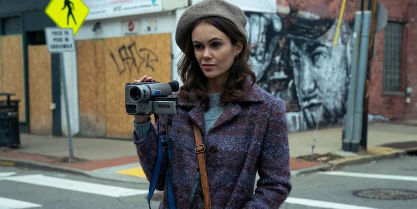 Melody segurando uma câmera em Archive 81