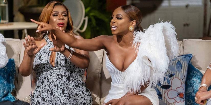 Candiace Dillard Bassett em The Real Housewives of Potomac (RHOP) com expressão de raiva e apontando o dedo