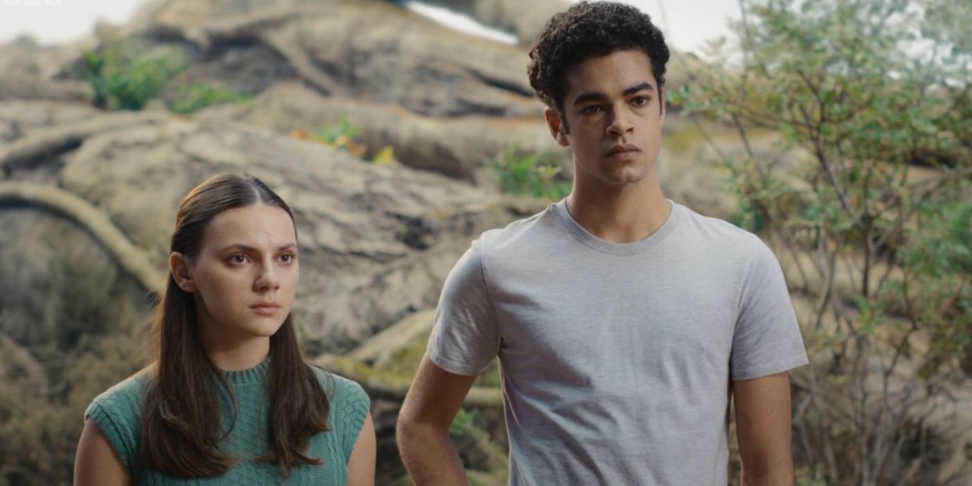 Dafne Keen as Lyra and Amir Wilson as Will in His Dark Materials.