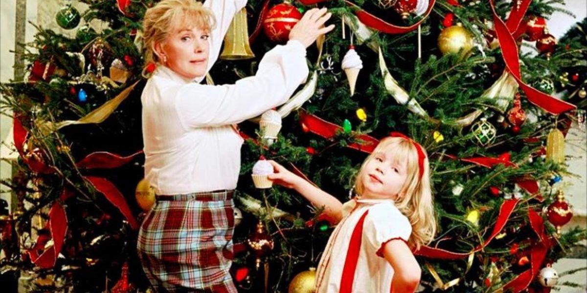 Eloise decorando uma árvore de Natal em Eloise At Christmastime