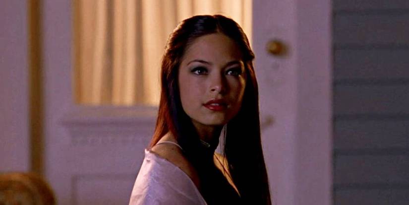 Kristin Kreuk as Lana Lang in Smallville looking offscreen