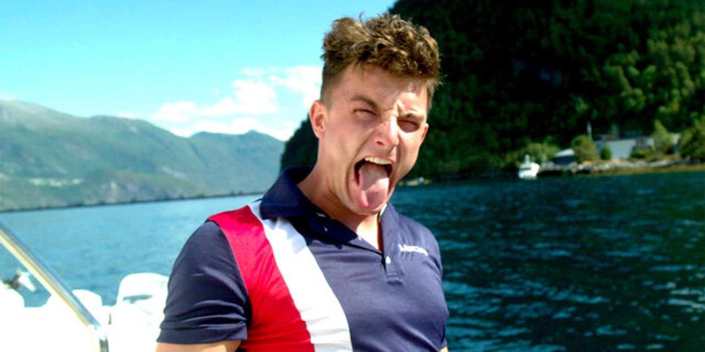 Kyle Dickard da aventura abaixo do convés no barco com a língua para fora