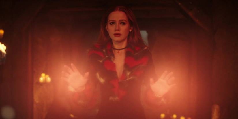 Madelaine Petsch como Cheryl Blossom usando poderes em Riverdale temporada 6