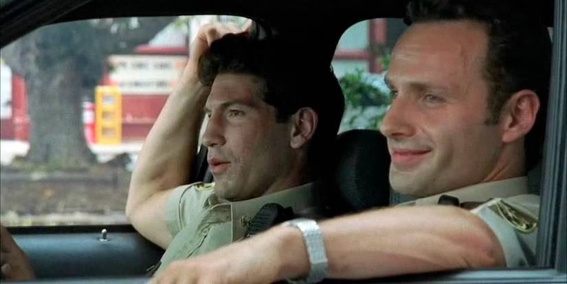 Rick (Andrew Lincoln) e Shane (Jon Bernthal) em uniformes policiais em The Walking Dead