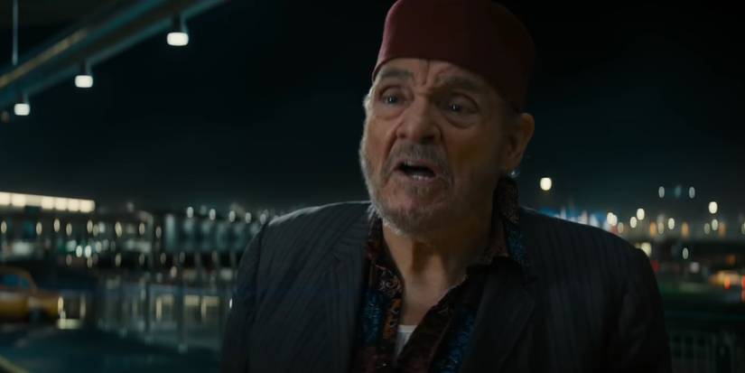 Салл в аэропорту в фильме "Индиана Джонс и Хронометр Судьбы"