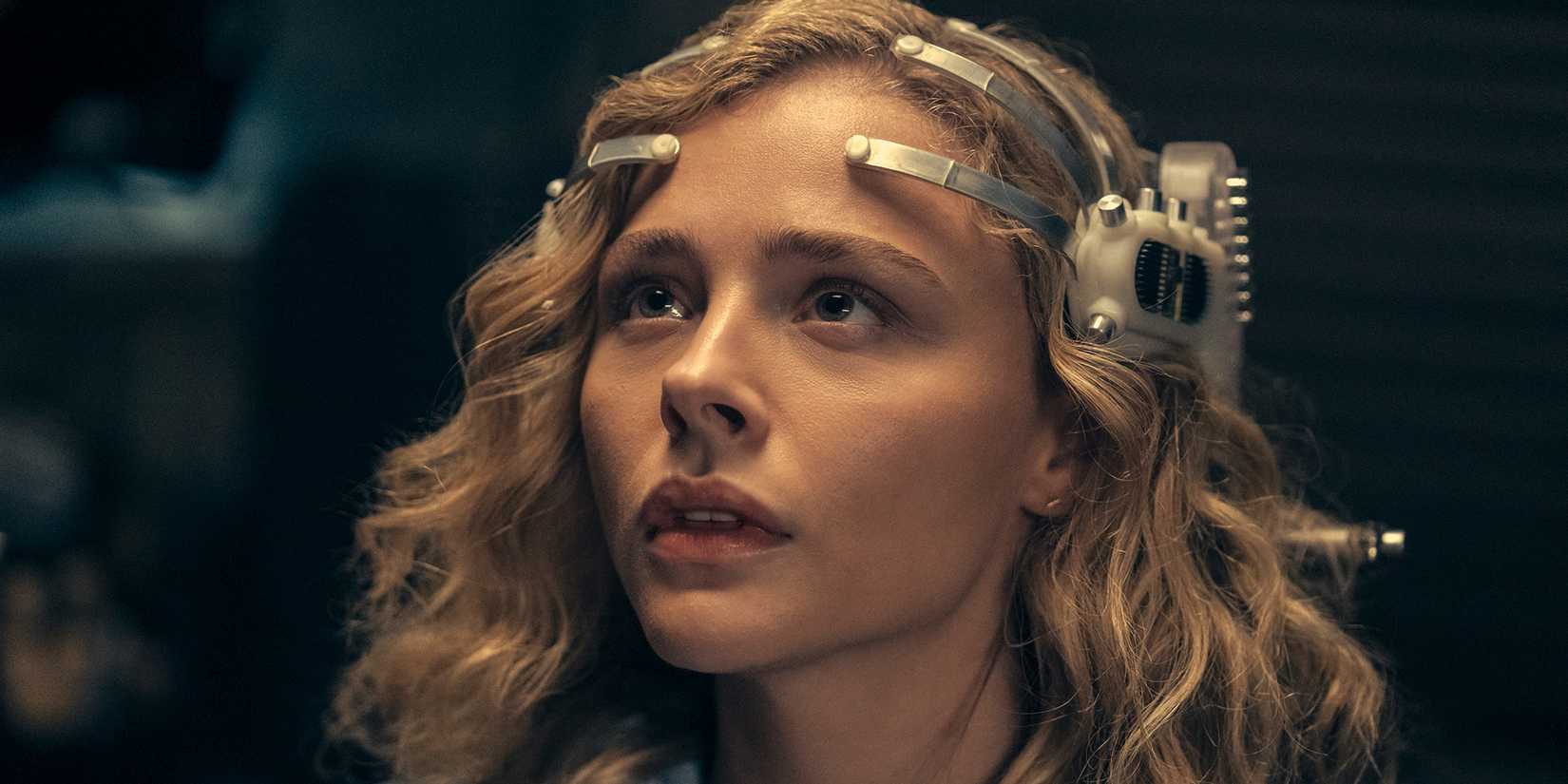 Chloë Grace Moretz as Flynne Fischer looking up while wearing a futuristic headset in The Peripheral