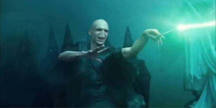 voldemort-casting-avada-kedavra How Old The Harry Potter Cast Was Compared To Their Characters