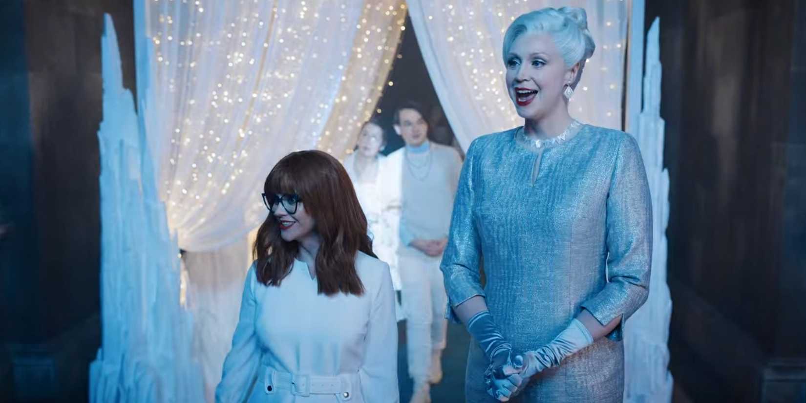 Gwendoline Christie como Diretora Weems e Christina Ricci como Marilyn Thornhill em Wandinha temporada 1 episódio 4