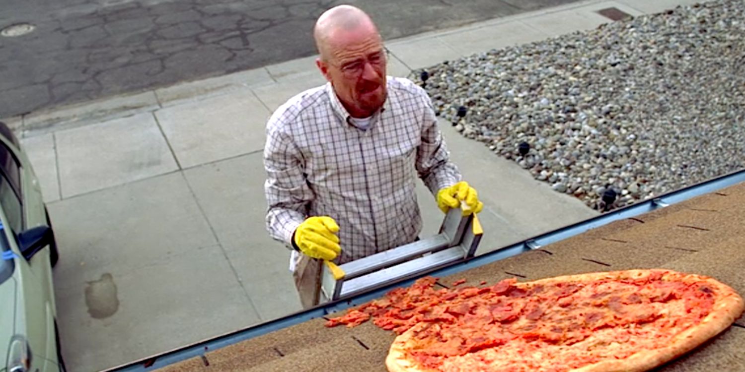 Uma imagem de Walter White coletando uma pizza do telhado em Breaking Bad