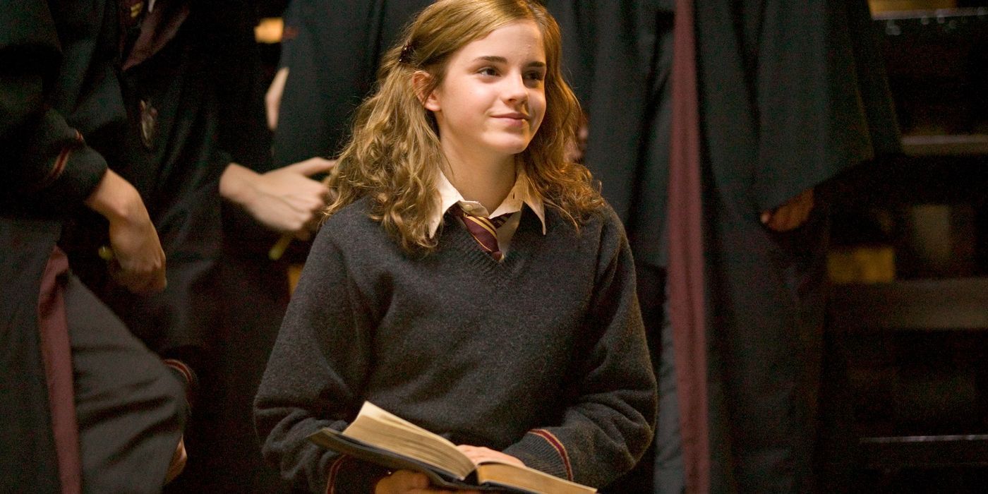 Emma Watson como Hermione Granger lendo um livro em Harry Potter