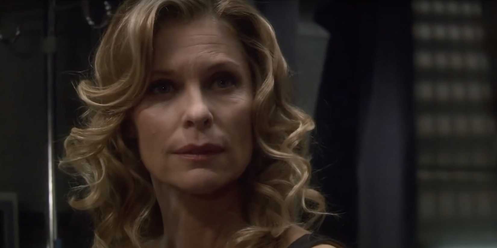 Ellen Tigh olha à distância em Battlestar Galactica.
