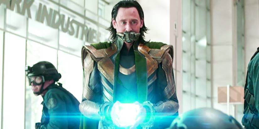 Loki segura o Tesseract em Vingadores: Ultimato