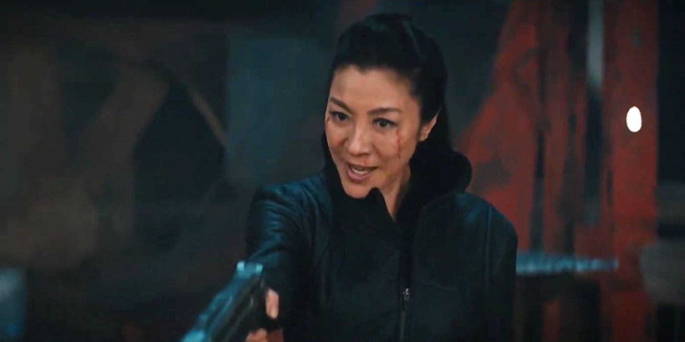 Michelle Yeoh como Georgiou em Star Trek Discovery provocando seus inimigos enquanto apontava uma arma