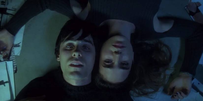 Harry (Jared Leto) and Marion (Jennifer Connelly) lying back-to-back with their heads resting alongside each other in Requiem For A Dream.