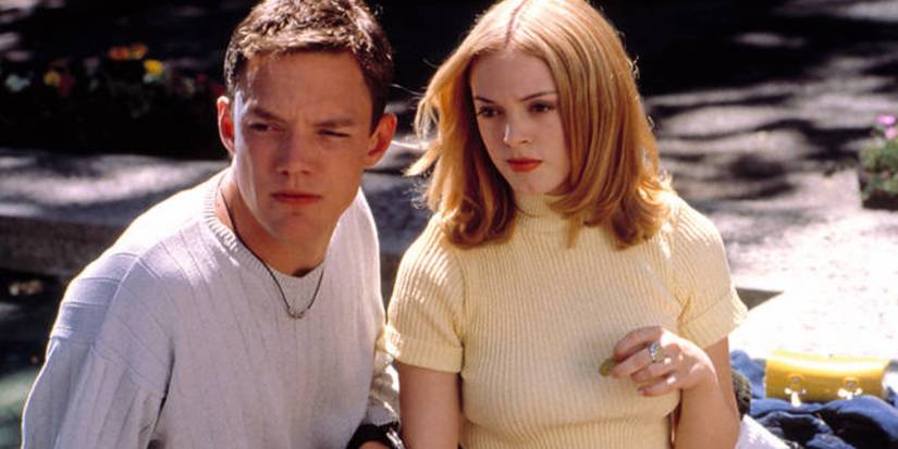 Stu Macher (Matthew Lillard) and Tatum Riley (Rose McGowan) looking concerned in Scream