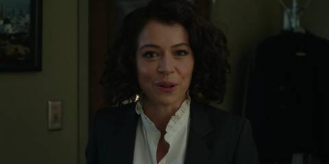 Tatiana Maslany as Jennifer Walters breaking the fourth wall in She-Hulk: Attorney at Law