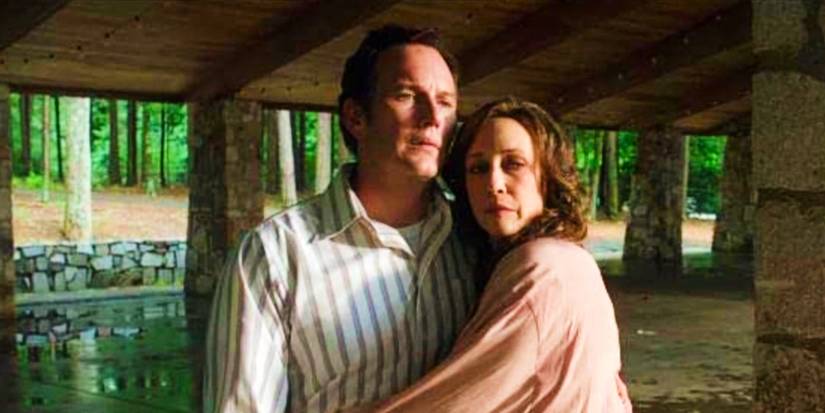 Эд и Лоррейн Уоррен обнимаются в фильме *The Conjuring: The Devil Made Me Do It*