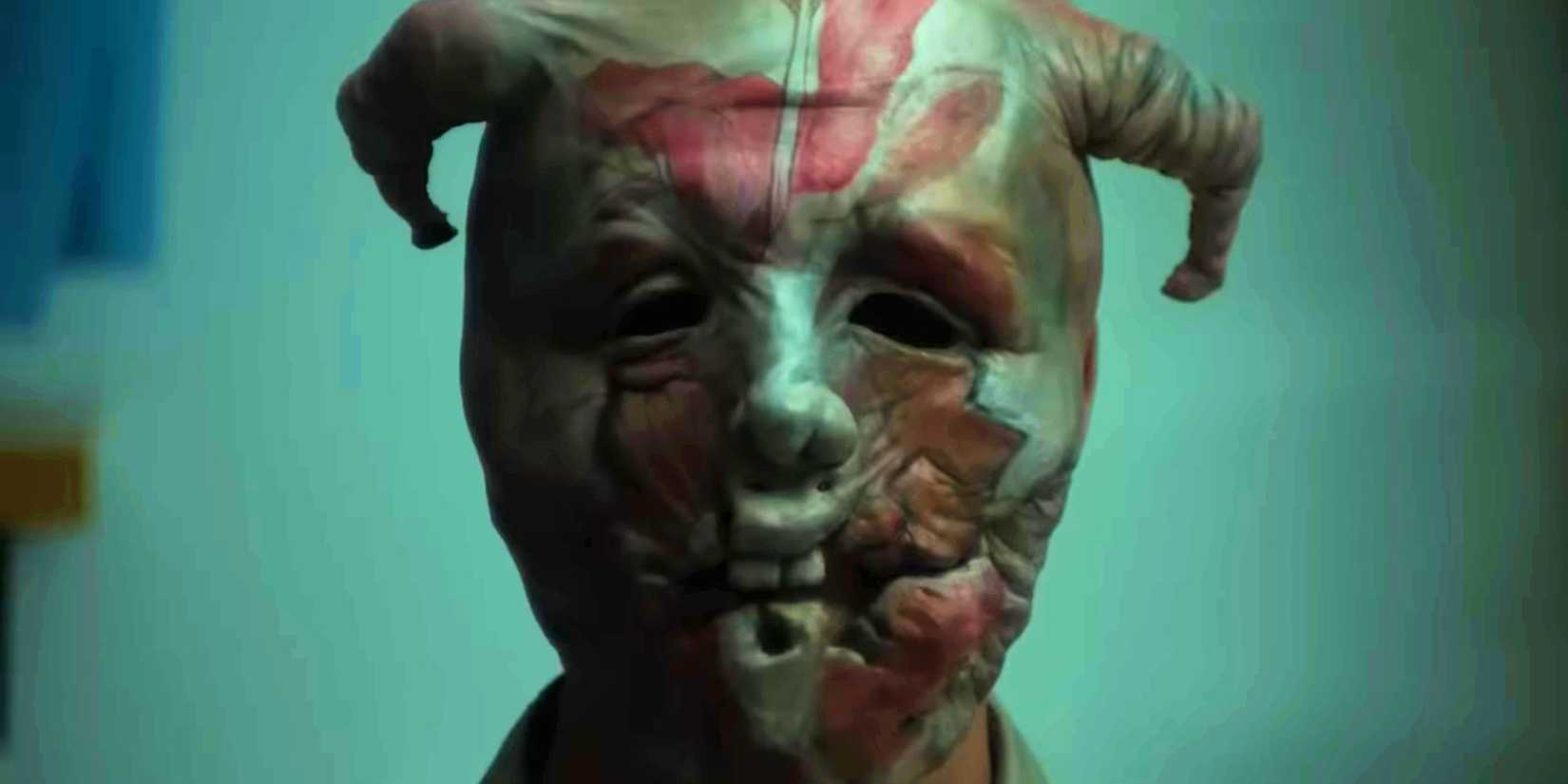 Una máscara espeluznante en Infinity Pool