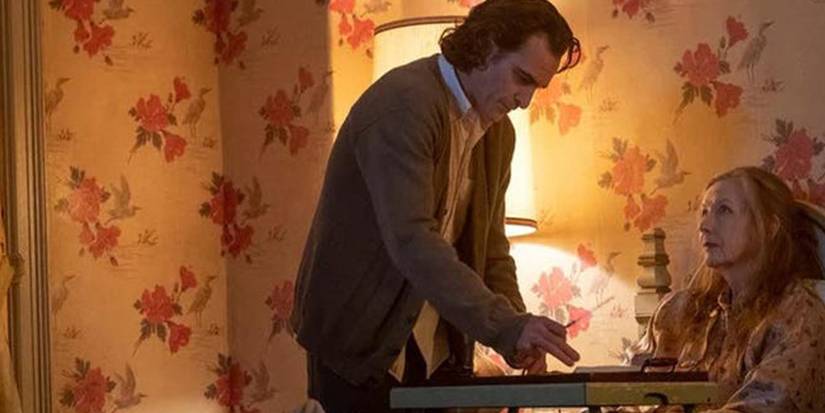 Артур помогает своей матери, Пенни Флек в Джокере (2019)