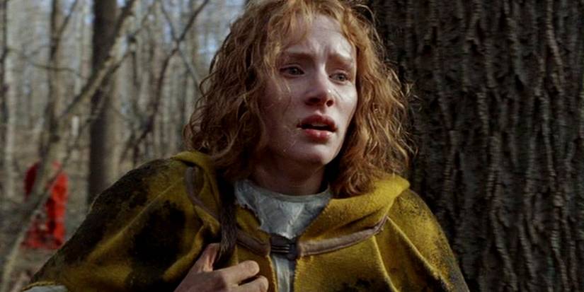 Bryce Dallas Howard atrás de uma árvore e com medo em A Vila