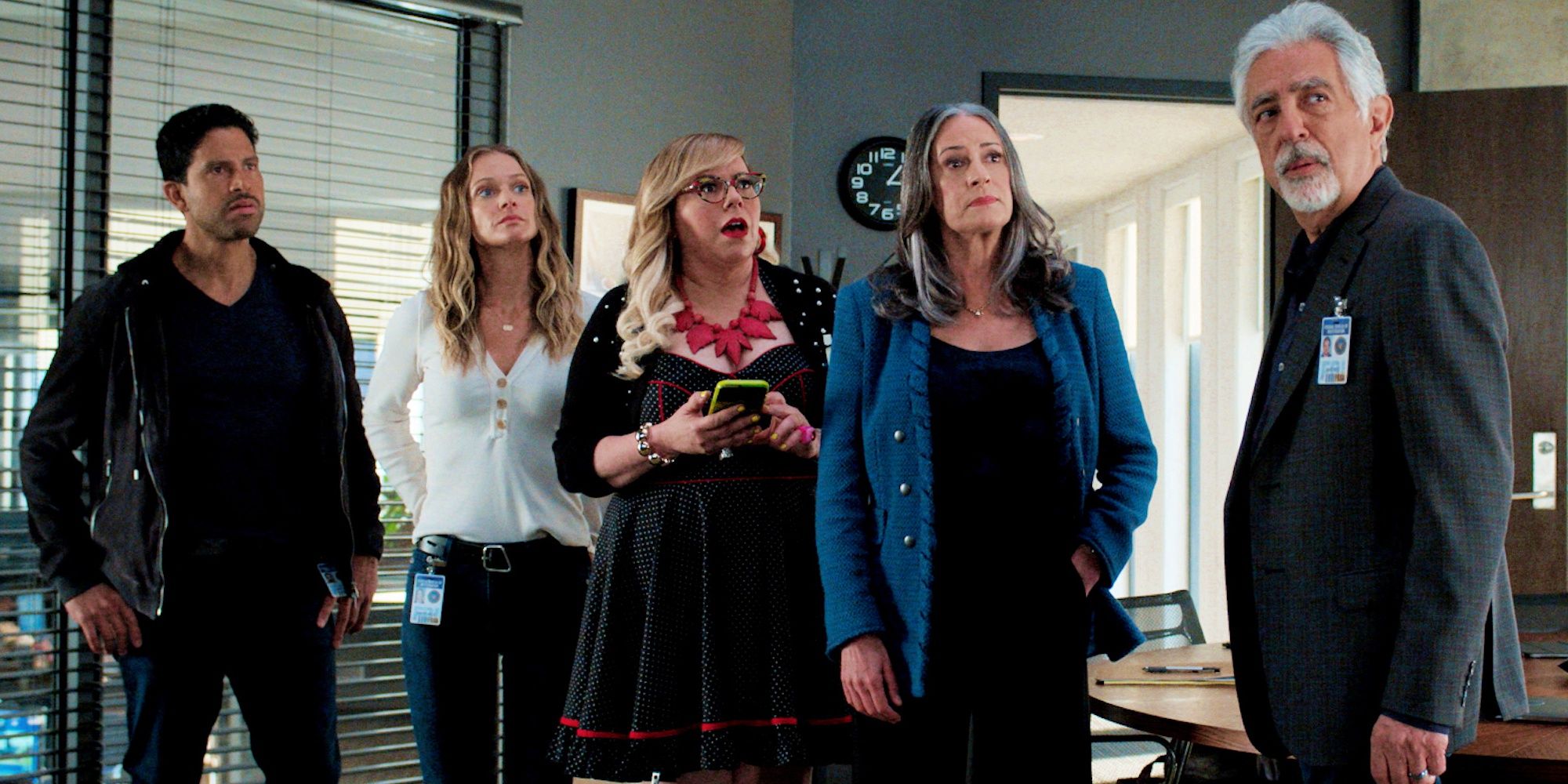 The BAU members: Alvez, JJ, Garcia, Prentiss, and Rossi in the FBI office in Criminal Minds: Evolution