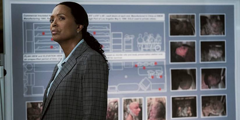 Aisha Tyler in front of a projection in Criminal Minds Evolution 