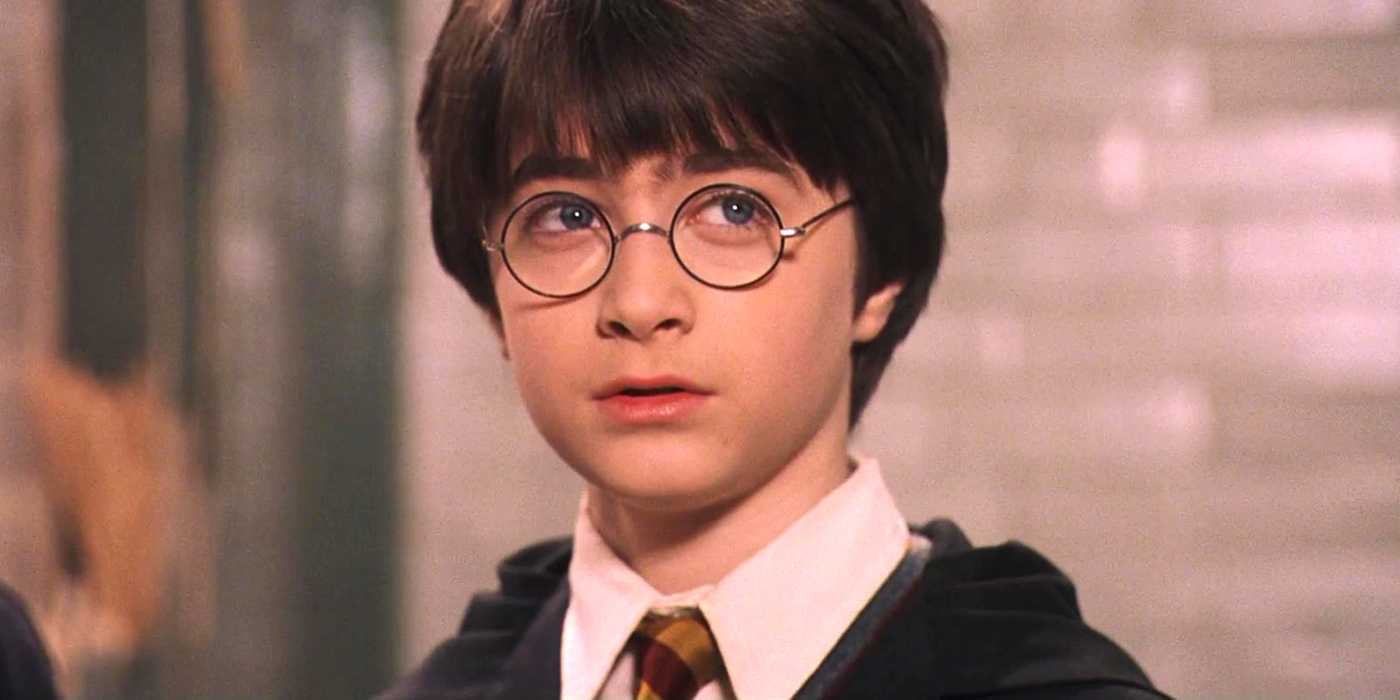 daniel-radcliffe-in-harry-potter-and-the-sorcerer-s-stone How Old The Harry Potter Cast Was Compared To Their Characters