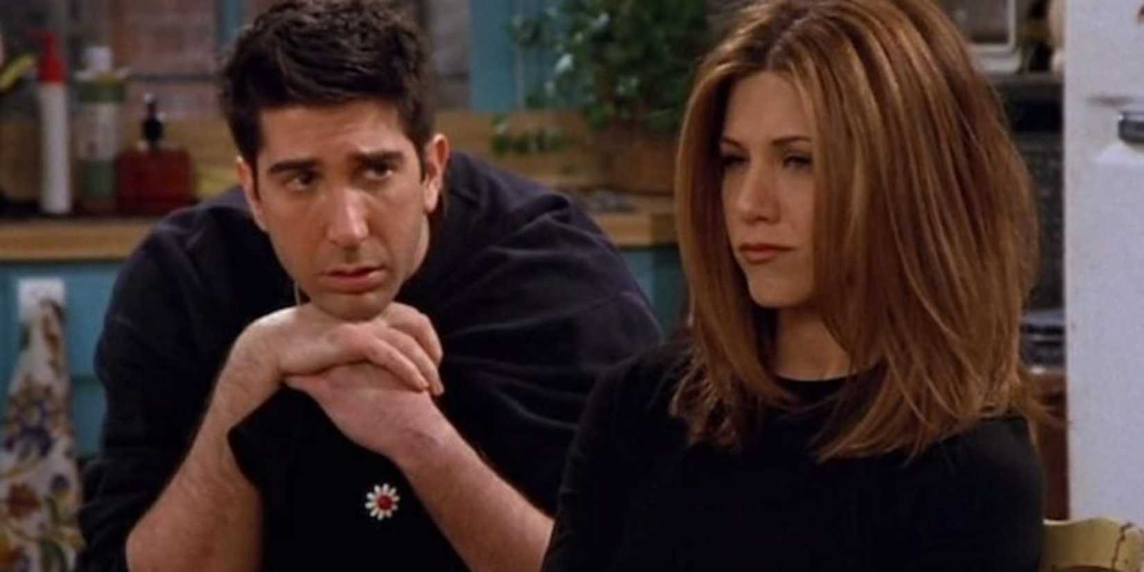 Ross e Rachel discutindo em Friends.