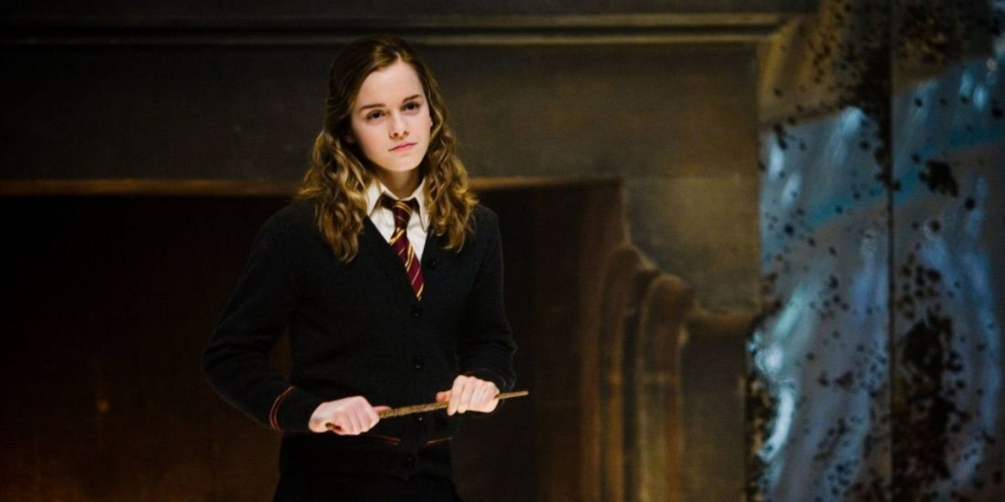 Hermione con bacchetta in mano in Harry Potter
