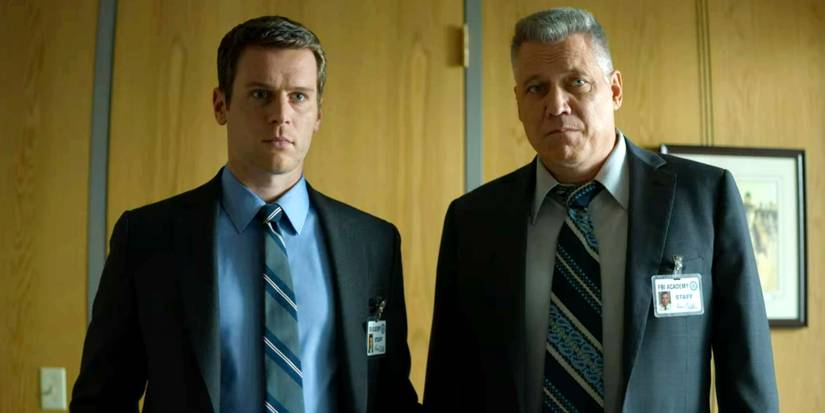 Holden (Jonathan Groff) e Bill (Holt McCallany) tendo uma reunião com o líder do FBI na 2ª temporada de Mindhunter