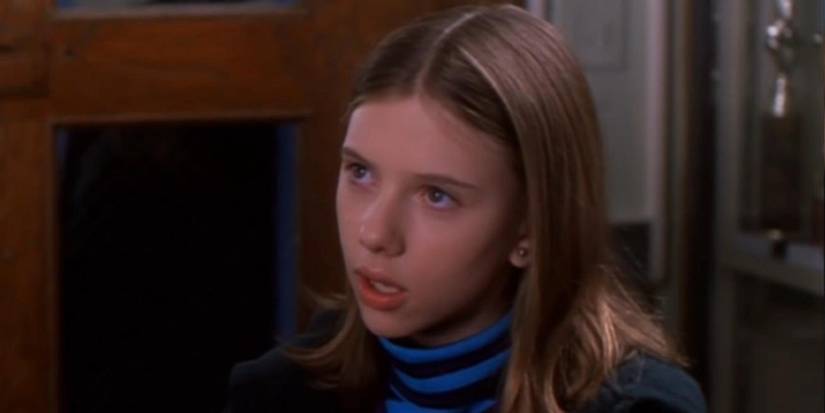 Scarlett Johansson com uma expressão séria em Esqueceram de Mim 3