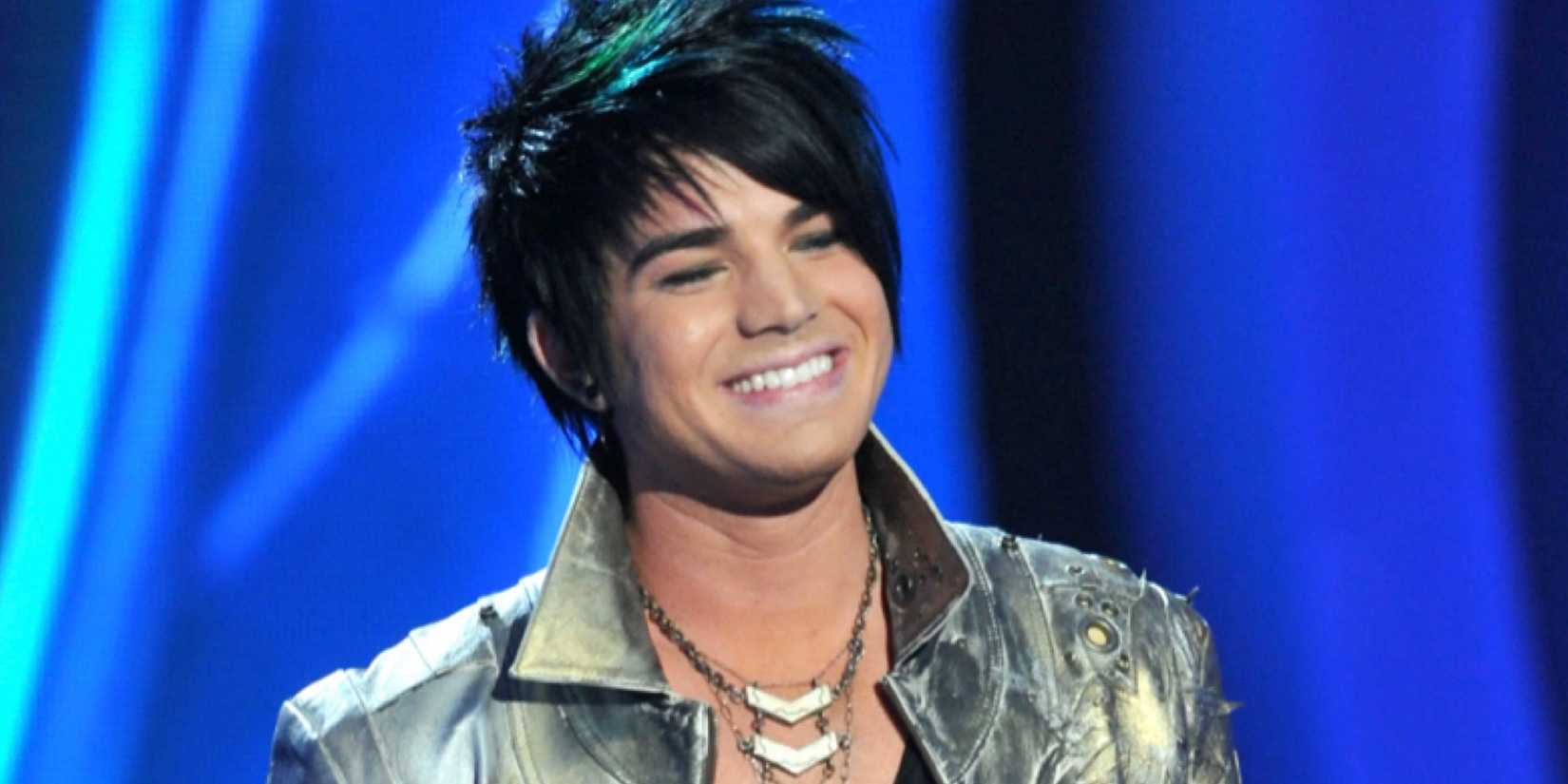 Adam Lambert von American Idol lächelnd auf der Bühne