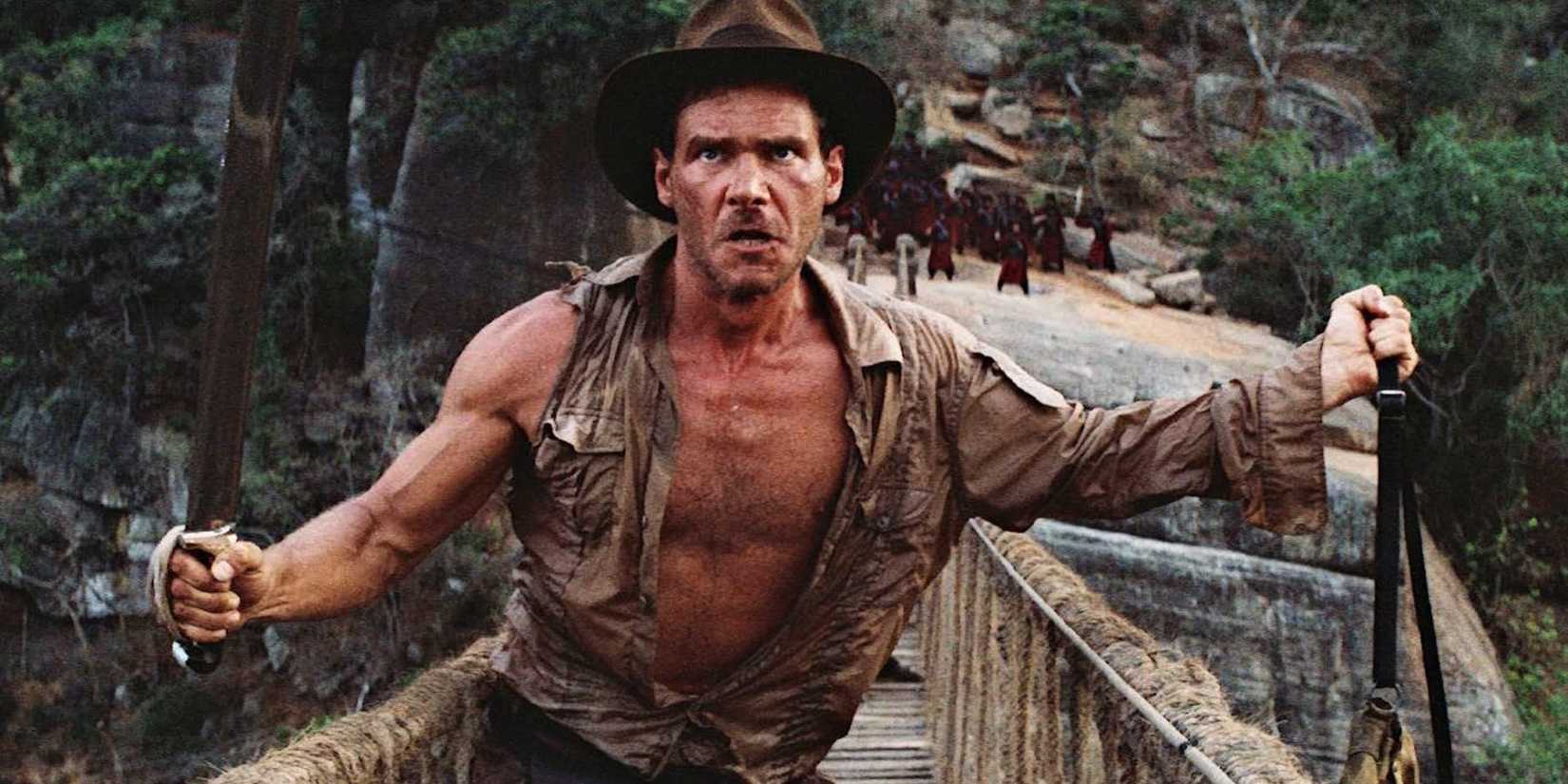 Harrison Ford como Indiana Jones em uma ponte de corda em Indiana Jones e o Templo da Perdição.
