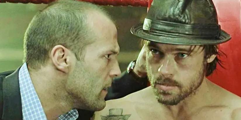 Jason Statham berbicara dengan Brad Pitt di ring tinju di Snatch