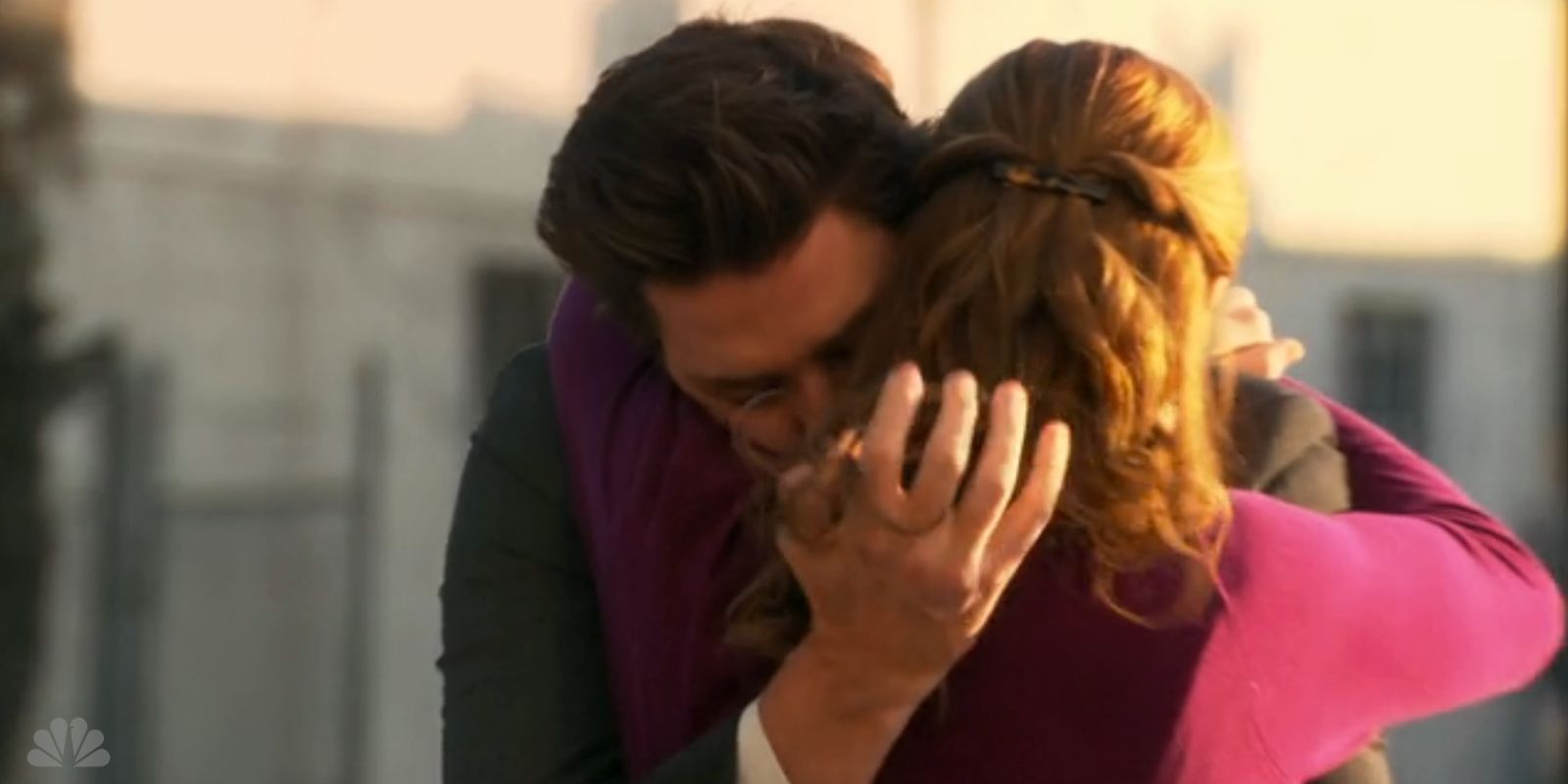 Jim e Pam se abraçando após brigarem na 9ª temporada de The Office.